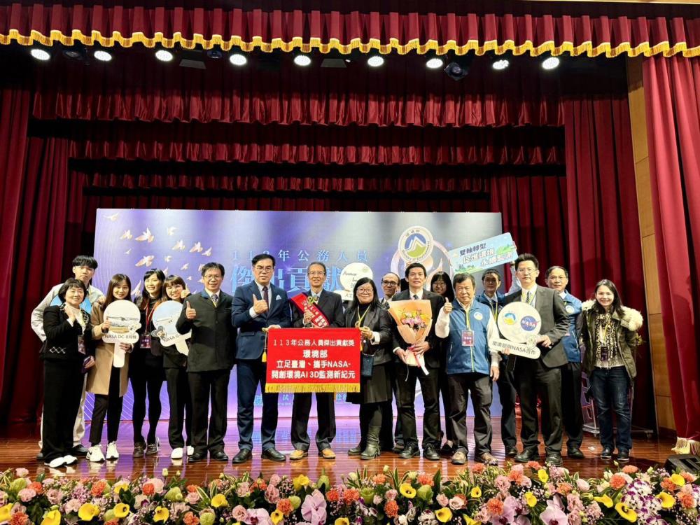 1217-1.彭啓明部長與監測資訊司得獎團隊大合照.jpg