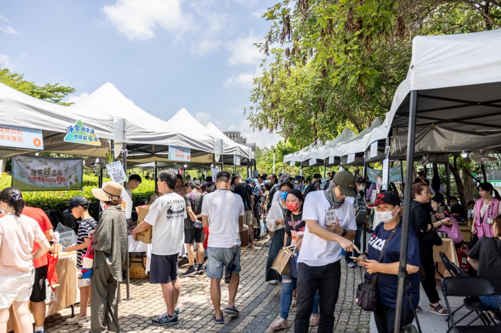 0607現場民眾踴躍參加世界環境日園遊會.jpg